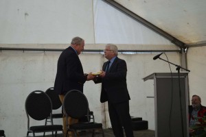 Übergabe Fotoband 60-Jahre Neptunfest